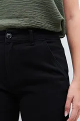 Pantalón chino color marrón con bolsillos laterales y traseros.