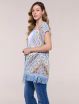 Cardigan tejido al crochet de color celeste, beige y naranja, con diseño geométrico y flecos en el ruedo.