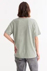 Remera de algodón color beige con cuello redondo y mangas cortas con dobladillo. Presenta un estampado frontal rectangular en color rosa con el texto en relieve 'PINK IS ALWAYS AN OPTION'.