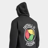 Buzo con capucha Adidas de la colección Bob Marley, color negro, confeccionado en tela fleece. Presenta el logo del Trifolio bordado en el pecho junto a una firma, y un parche gráfico rectangular en la parte inferior frontal. Posee capucha con cordón de ajuste, bolsillo tipo canguro y puños y ruedo acanalados.