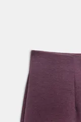 Pantalón de tiro alto con corte ancho y recto, confeccionado en tejido de punto elástico y flexible con cintura elástica.