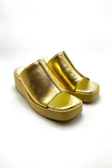 Sandalia de cuero vacuno color azul con plataforma baja de punta cuadrada y una sola faja dividida al medio con detalle de costura.