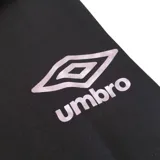 Bermuda deportiva negra de lycra con cintura elástica con logo de Umbro repetido.