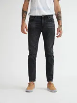 Pantalón de jean chupín color gris oscuro con efecto lavado.