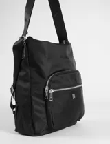 Cartera tipo hobo convertible en mochila, color negro, confeccionada en nylon. Cuenta con un bolsillo frontal con cierre metálico y correa ajustable para llevar al hombro o como mochila.