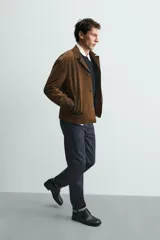 Jeans de corte slim fit en color azul oscuro, con diseño de cinco bolsillos, cierre frontal con cremallera y botón, y tejido ligeramente elástico.