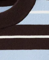 Sweater de punto fino con diseño oversize y patrón de rayas horizontales en tonos marrón, celeste y blanco. Cuenta con cuello redondo y mangas largas.