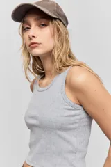 Musculosa de calce ajustado confeccionada en tejido acanalado, con escote redondo y detalle de puntilla en el escote y las sisas.