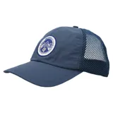 Gorra tipo trucker color azul, con panel frontal y visera de tela técnica, y paneles laterales y traseros de malla transpirable. Presenta un parche circular bordado en el frente con el logo de Merrell y un diseño de montaña.