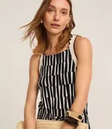 Mono largo de viscosa con estampado geométrico en blanco y negro. Tiene escote cuadrado, breteles medianos, lazo en la cintura y bolsillos laterales.