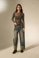 Top de manga larga confeccionado en tul gris con detalle de strass aplicado en toda la prenda, de corte al cuerpo y cuello redondo.