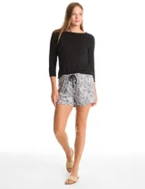 Short de pijama con estampado floral en tonos grises y blancos, con cintura elástica y cordón de ajuste negro.