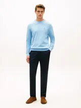 Sweater de punto celeste de cuello redondo, de manga larga con puños y bajo de canalé, confeccionado por Tommy Hilfiger en puro algodón con un pequeño logo bordado en el pecho.
