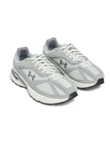 Championes Under Armour modelo Hovr Apparition, de diseño retro inspirado en el running. Presentan una combinación de malla transpirable y refuerzos de gamuza en color gris claro, con detalles en gris oscuro y blanco. Incorporan tecnología de amortiguación UA HOVR y suela de goma resistente.
