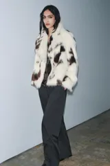 Chaqueta de pelo sintético con estampado animal tipo vaca, cuello solapa, manga larga y forro interior.