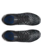 Championes de fútbol Under Armour modelo Magnetico Pro 5 FG, diseñados para césped natural firme. Presentan una parte superior con tecnología UA Clone que se adapta al pie, cuello de punto tipo calcetín y suela con tacos cónicos de TPU para mayor agilidad. Combinan color negro con detalles en azul brillante.