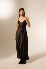 Vestido largo negro de poliéster, corte al cuerpo, con escote en V y tirantes finos.