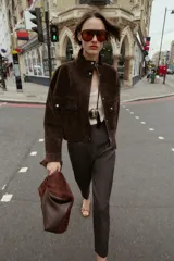 Pantalón de tiro alto color beige, con detalle de costuras marcadas en el delantero y la espalda. Incluye bolsillos delanteros de vivo y cierre frontal con cremallera, botón interior y gancho metálico.