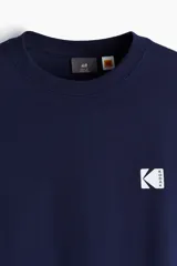 Remera azul marino de corte holgado con cuello redondo y estampado del logo de Kodak en el pecho.