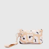 Billetera doble de cuero vegano con estampado de manchas abstractas en tonos beige, blanco y negro. Cuenta con dos compartimentos con cierre, logo de la marca en relieve y correa de muñeca extraíble.