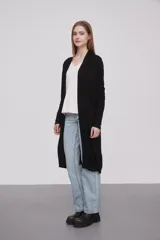 Saco largo abierto de viscosa, con mangas largas y diseño holgado.