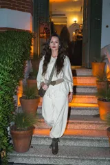 Pantalón tipo babucha de algodón, con corte holgado, cintura elástica y puños ajustados en los tobillos.