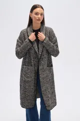 Tapado largo de poliéster con estampado de espiga en tonos grises y negros, con solapas y bolsillos laterales.