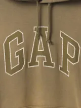 Buzo tipo canguro de algodón en color celeste, con capucha ajustable mediante cordones y bolsillo frontal tipo canguro. Presenta el logo de la marca estampado en el pecho en color azul oscuro.