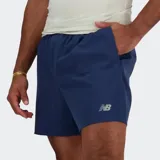 Short de running New Balance de 5 pulgadas, color azul marino, con tecnología NB DRY que absorbe la humedad. Cuenta con un calzoncillo transpirable integrado, bolsillos para las manos y un bolsillo discreto en el lado derecho.