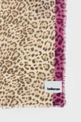 Bufanda de algodón con estampado de animal print tipo leopardo en tonos beige y marrón, combinada con franjas laterales fucsias con el mismo patrón. Presenta bordes desflecados y etiqueta con logo de la marca.