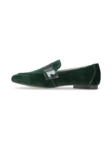 Mocasín de terciopelo verde oscuro, con detalle de antifaz en charol sintético sobre el empeine y suela plana con pequeño tacón.