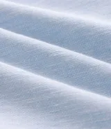 Bermuda slim texturizada de lino con algodón, de color gris claro, con cintura fija con trabillas, bolsillos y cierre delantero con botón y cremallera.