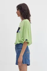 Short de denim azul de tiro alto, corte holgado y pierna ancha, con costuras verticales decorativas en el frente.