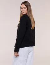 Campera de jean blanca de corte clásico, con cuello solapa, cierre frontal de botones metálicos y bolsillos aplicados con solapa en el pecho.