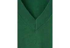 Jersey Luccav de punto fino color verde oscuro, de corte recto con cuello en V y manga larga.