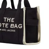 Cartera tipo tote bag de Marc Jacobs, modelo The Small Tote, confeccionada en lona de algodón y poliéster color negro. Presenta el logo de la marca estampado en el frente, asas superiores y correa de hombro ajustable y extraíble.