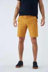 Bermuda tipo chino de gabardina, con bolsillos laterales y traseros, cierre de cremallera y botón, y pasacintos en la cintura. Presenta un diseño clásico con logo bordado.