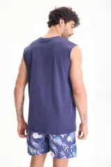 Musculosa blanca clásica de algodón, con cuello redondo y diseño liso.