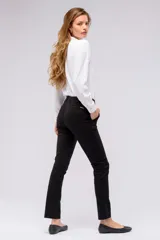 Pantalón de gabardina negro, de corte clásico y recto, con bolsillos laterales y trabillas para cinturón.