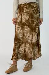 Pollera midi de corte evasé con estampado tie-dye en tonos azul y blanco. Confeccionada en tejido fluido.