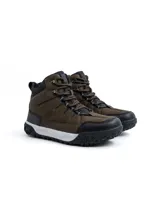 Bota de trekking de caña alta modelo Alpes, confeccionada en ecocuero marrón con refuerzos negros en puntera y talón. Cuenta con cuello acolchado, ojalillos metálicos, cordones bicolores y suela dentada antideslizante con entresuela blanca.