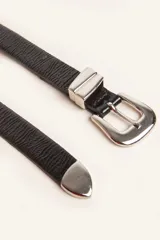 Cinturón de cuero liso color marrón oscuro con hebilla plateada y pasador metálico decorativo.