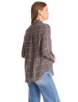 Camisa de gasa marca Elie Tahari, con cuello camisero, cierre frontal de botones y mangas largas con puños abotonados. Presenta un estampado geométrico de cadenas sobre un fondo gris con rayas diagonales.