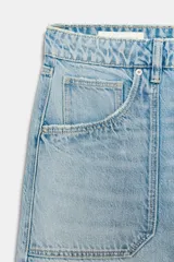 Jeans de tiro alto con corte wide leg y diseño de cinco bolsillos. Presenta cintura con trabillas, cierre frontal con cremallera y botón metálico, y un acabado en denim lavado.