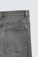 Jeans de hombre, corte skinny y largo cropped, color negro lavado. Presenta cinco bolsillos y cierre frontal con cremallera y botón.