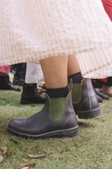 Botas Blundstone 519 de cuero marrón con elásticos laterales color verde oliva.