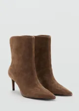 Botin de gamuza color marrón con taco fino y punta afilada, diseñado con un estilo elegante y minimalista.