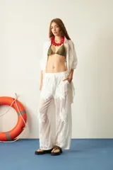 Pantalón blanco de red con bordado de flores y calce recto.