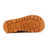 Bota corta de gamuza color tostado, con forro interno de corderito sintético, suela de goma plataforma acanalada y aplique triangular con la marca "Country" en el lateral.