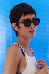 Lentes de sol negros con forma geométrica, con protección UV400 y polarizado.